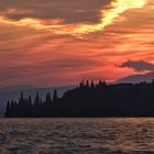 Tramonto sullo sfondo punta San vigilio sul lago di Garda.. 