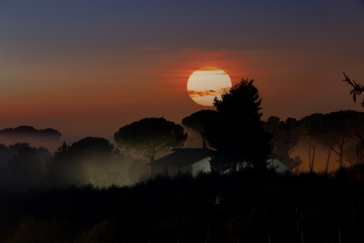 Tramonto tra la nebbia