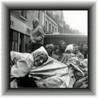 "Tramper" froh trotz Dauerregens auf LKW in Schottland 1960