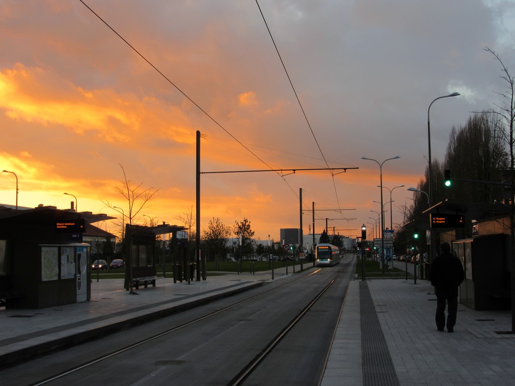 Tramway au soleil couchant