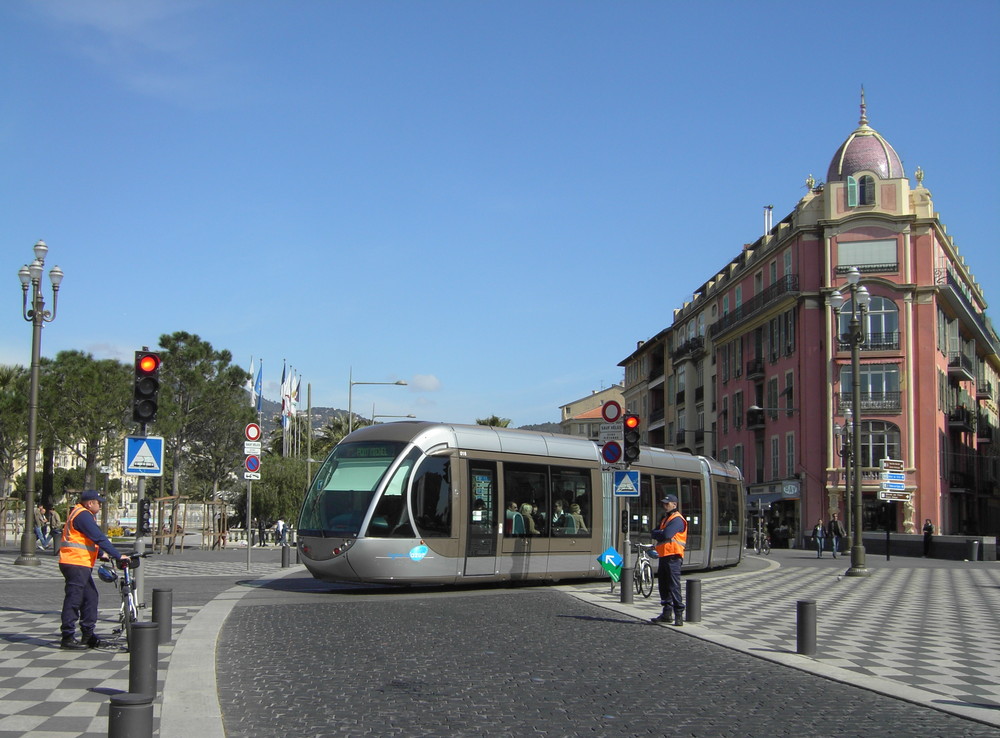 Tramway de Nice 03, Frage was fehlt den diesem Tram ??