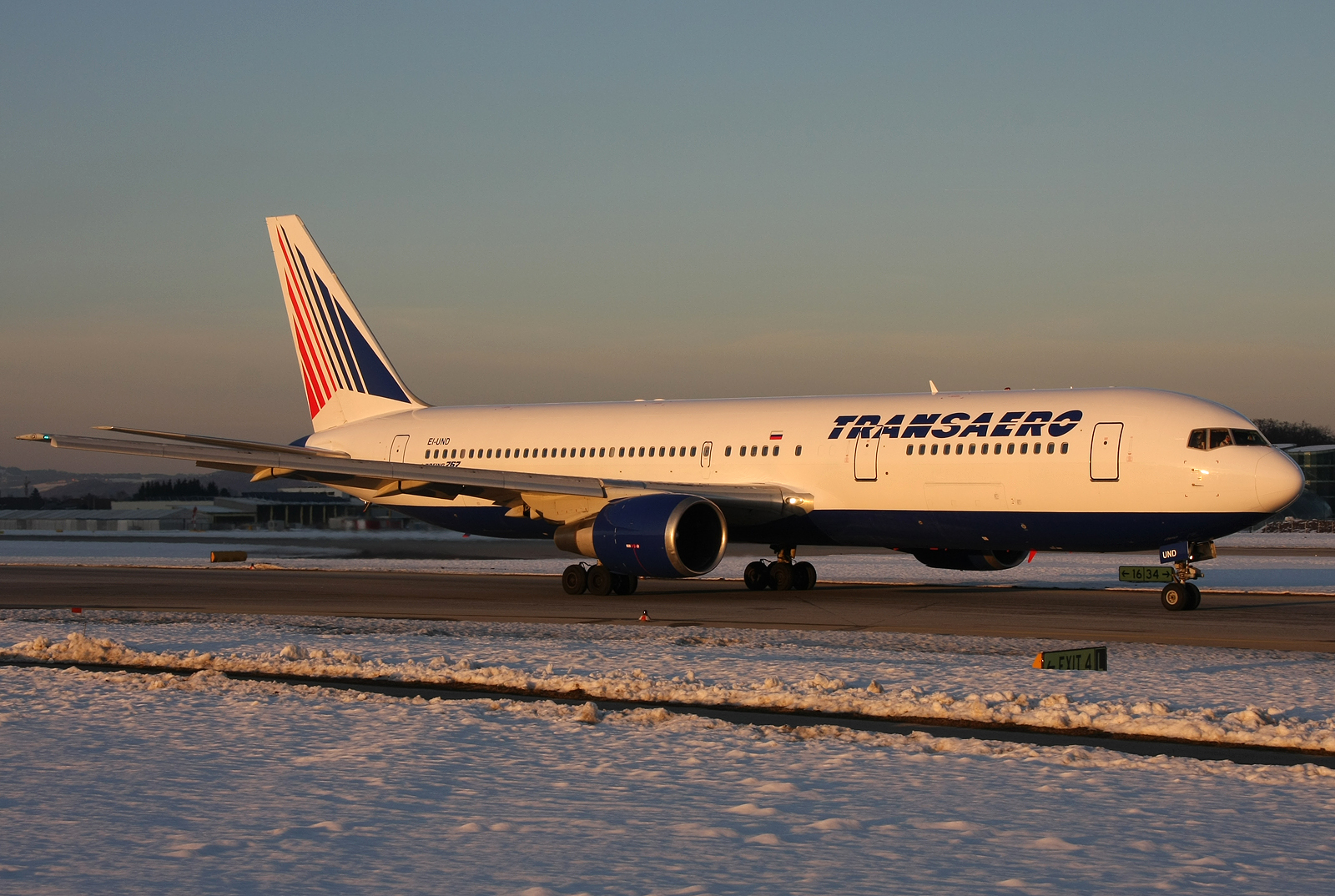 Transaero 767-300..