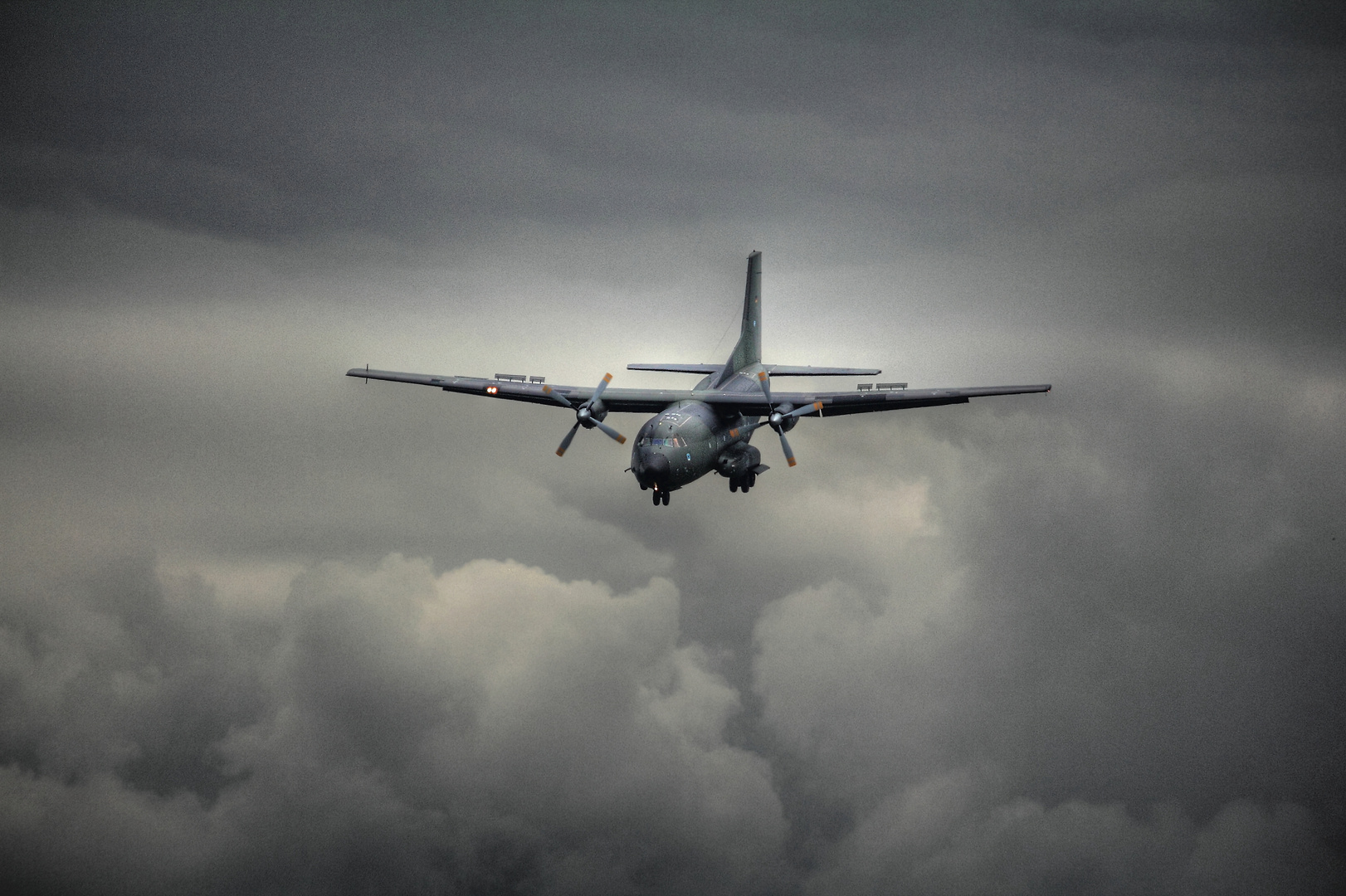 Transall im steilen Landeanflug