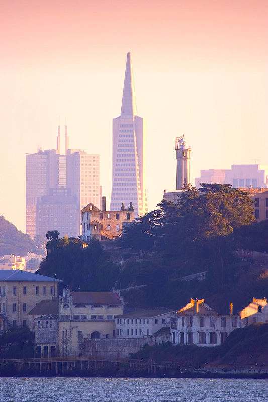 Transamerica Pyramid vers. Alcatraz