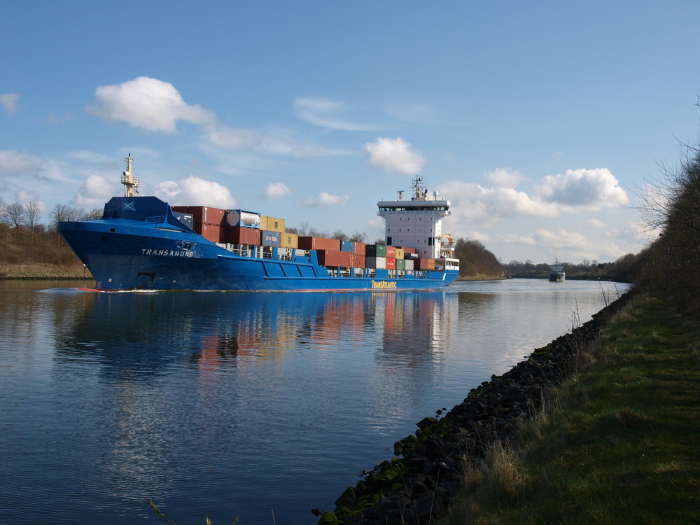 TRANSANUND, ein verhältnismäßig neues Schiff auf dem Nord-Ostsee-Kanal