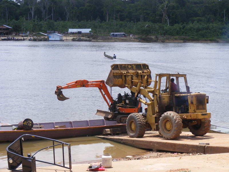 transport de la pelle mécanique sur une pirogue