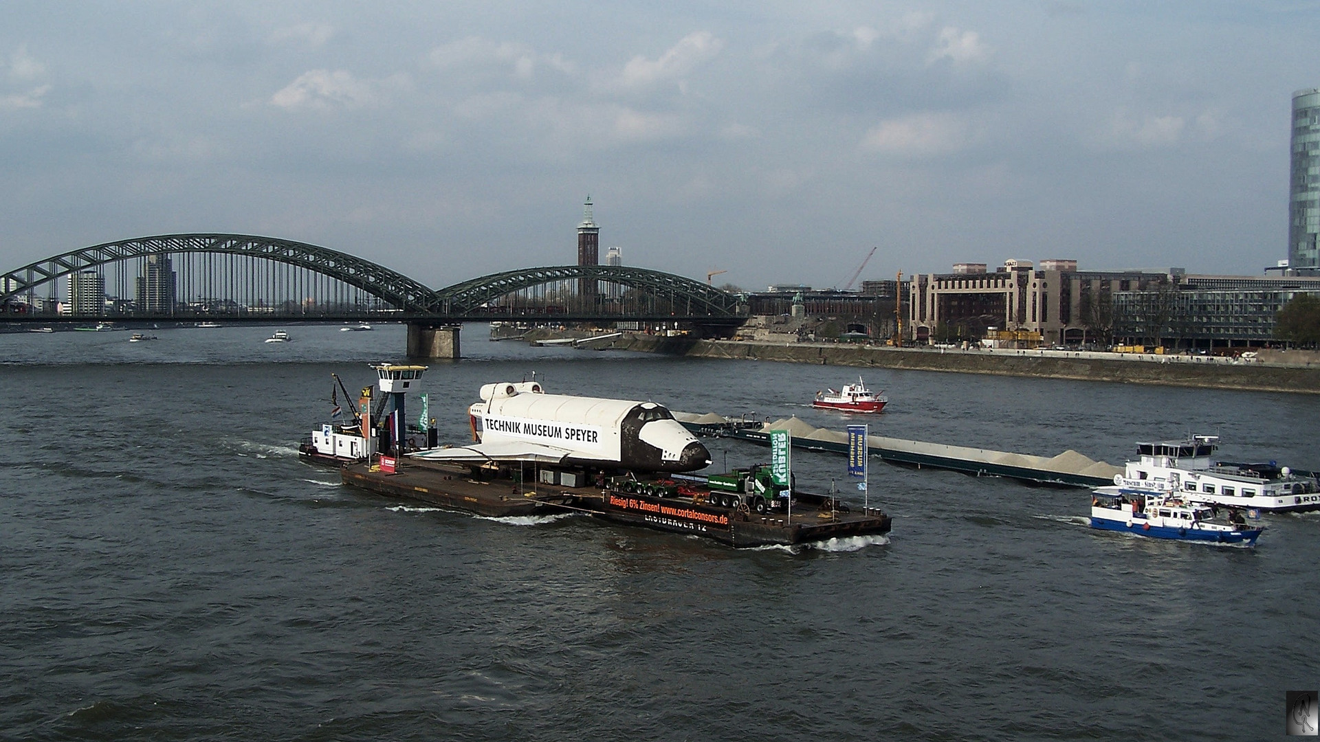 Transport der Raumfähre Buran auf dem Rhein bei Köln 2008