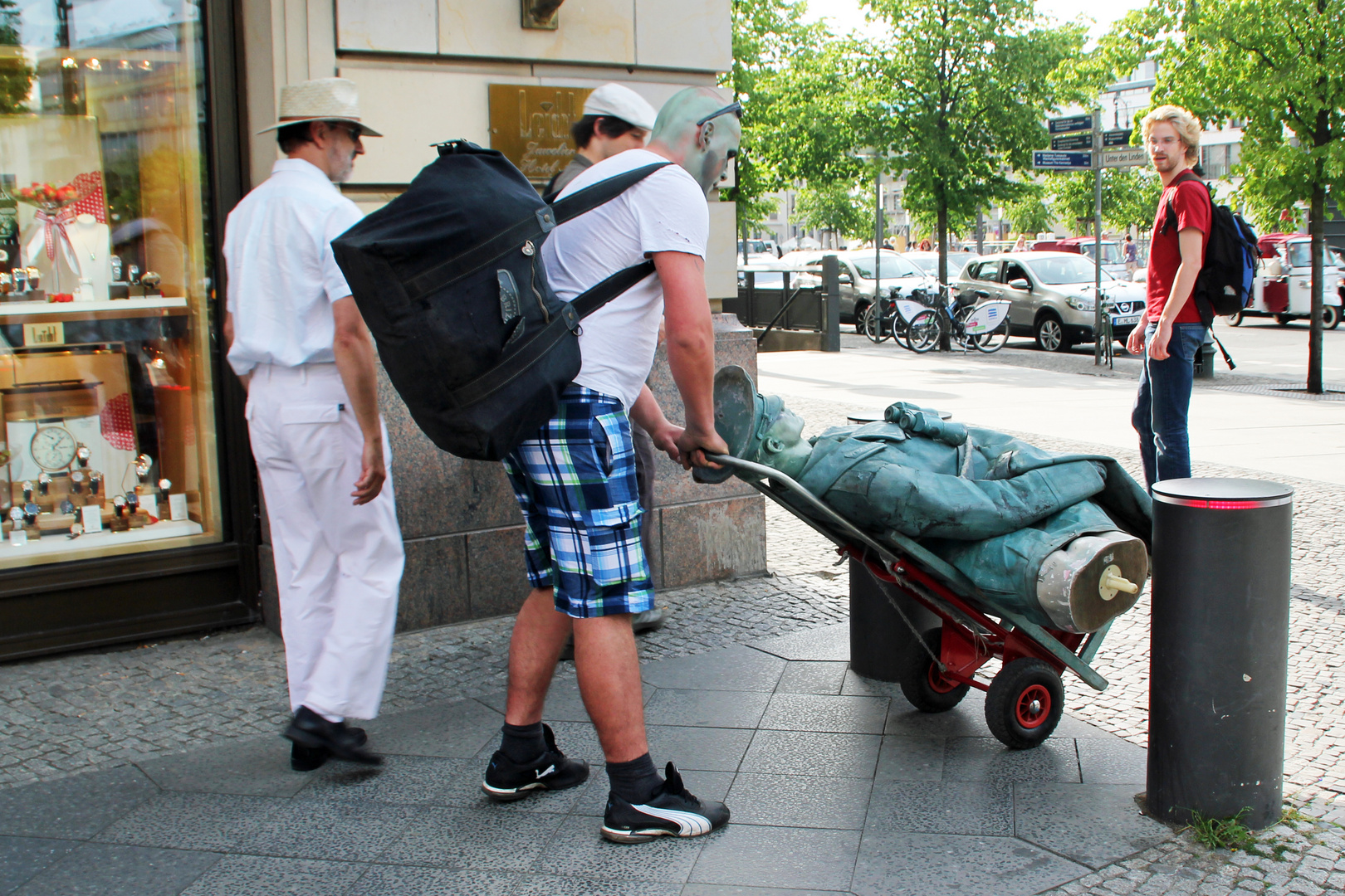 Transport des Pappkameraden