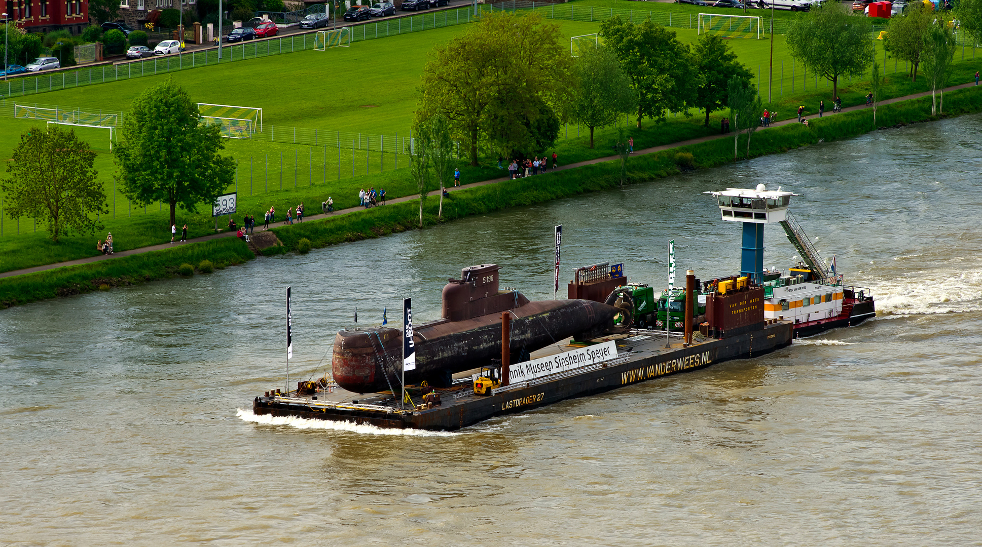 Transport eines U-Bootes (U17) auf dem Rhein