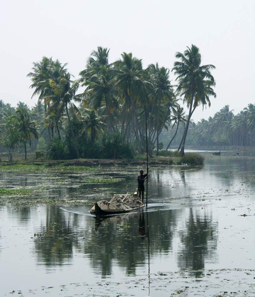 Transport von Baumaterial über die Backwaters