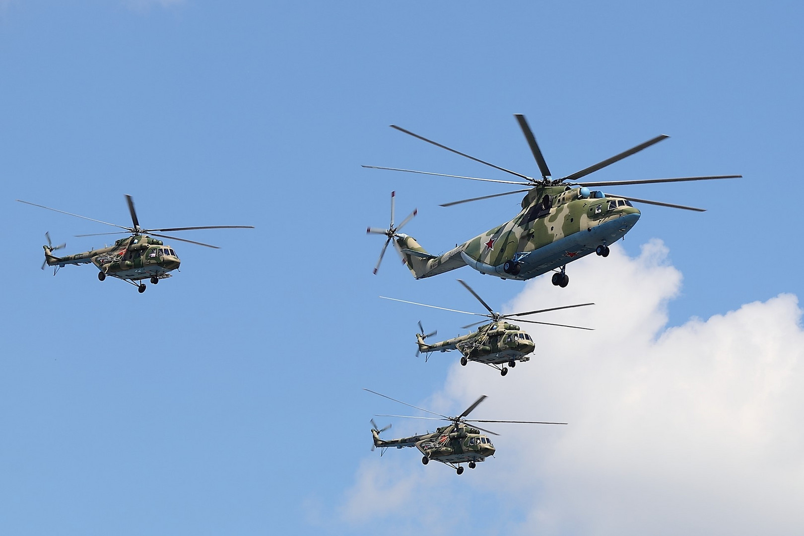 Transporthubschrauber Mi-26 in Begleitung von Hubschraubern Mi-8