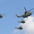 Transporthubschrauber Mi-26 in Begleitung von Hubschraubern Mi-8