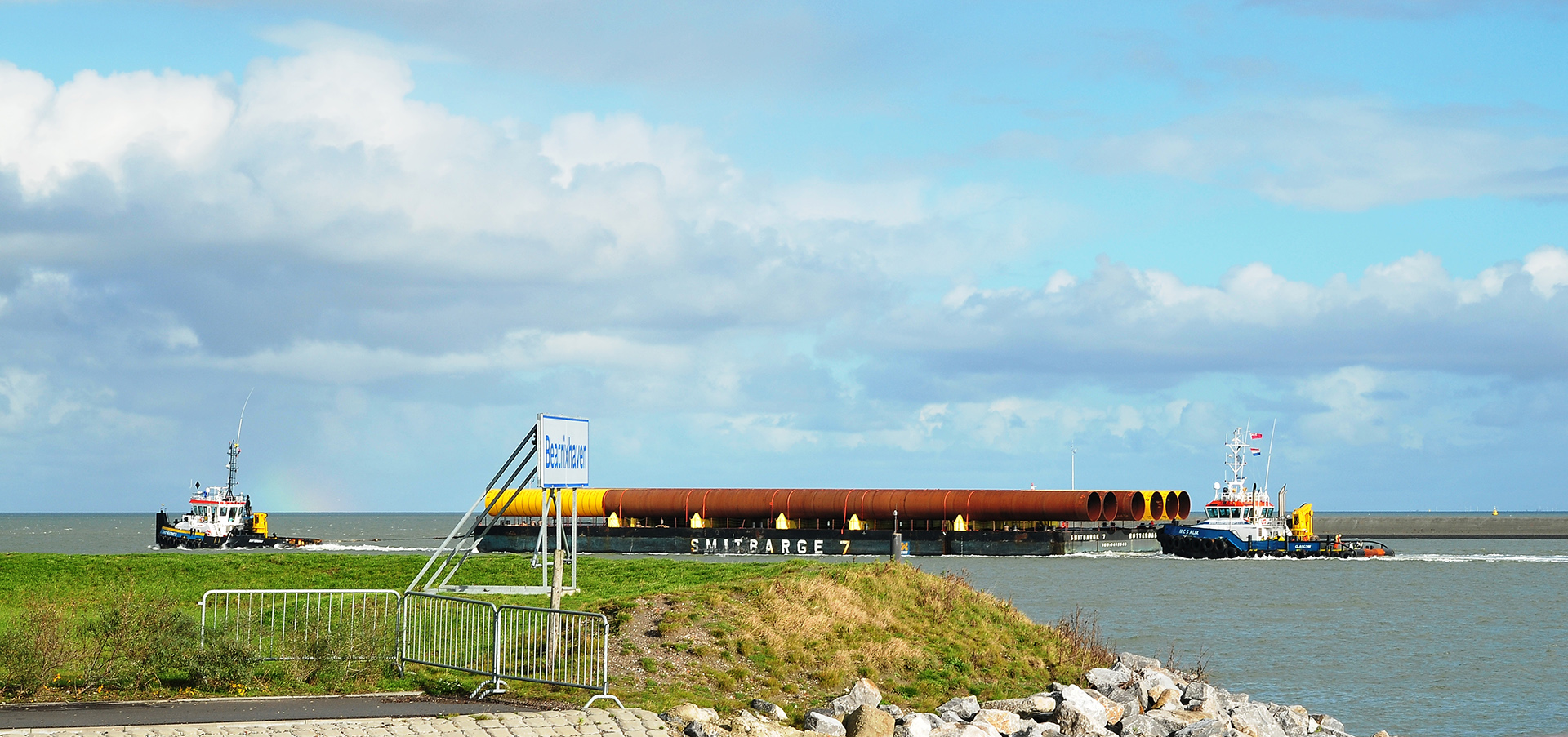 Transportponton mit Röhren, von zwei Schleppern bugsiert, verlässt Eemshaven (Provinz Groningen, NL)