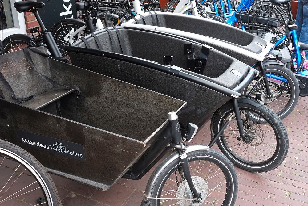 Transporträder bei einem Fahrradverleiher in Domburg (Zeeland, NL)