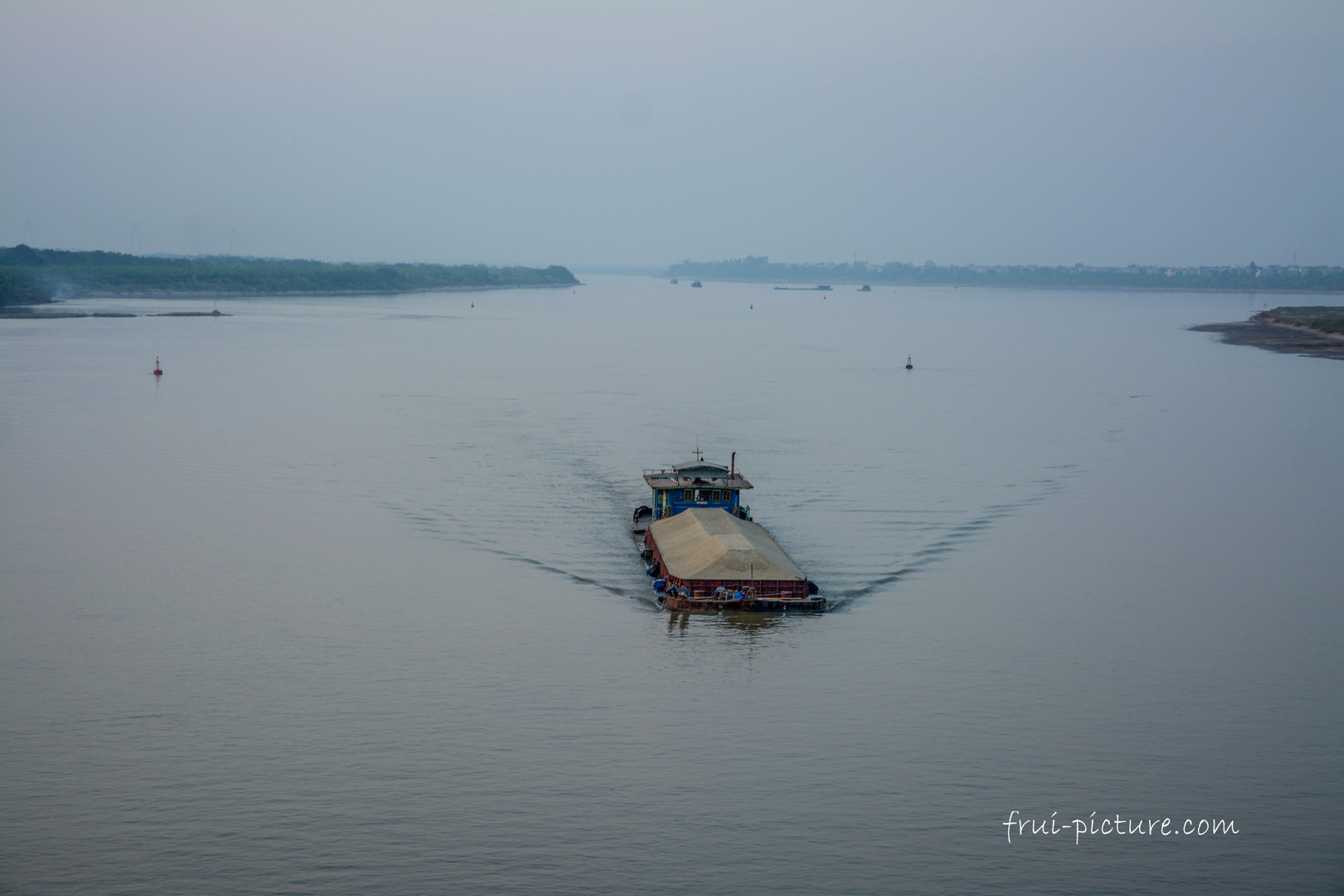 Transportschiff auf dem Roten Fluss bei Hanoi