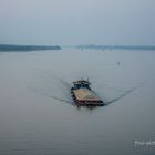 Transportschiff auf dem Roten Fluss bei Hanoi