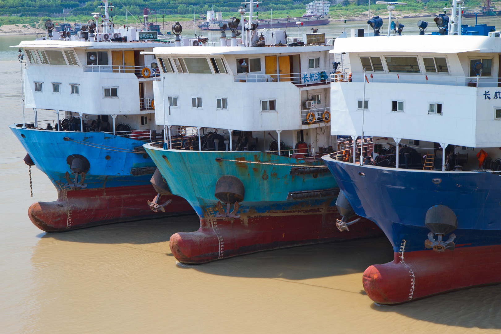 Transportschiffe auf dem Jangtse in Chongquing