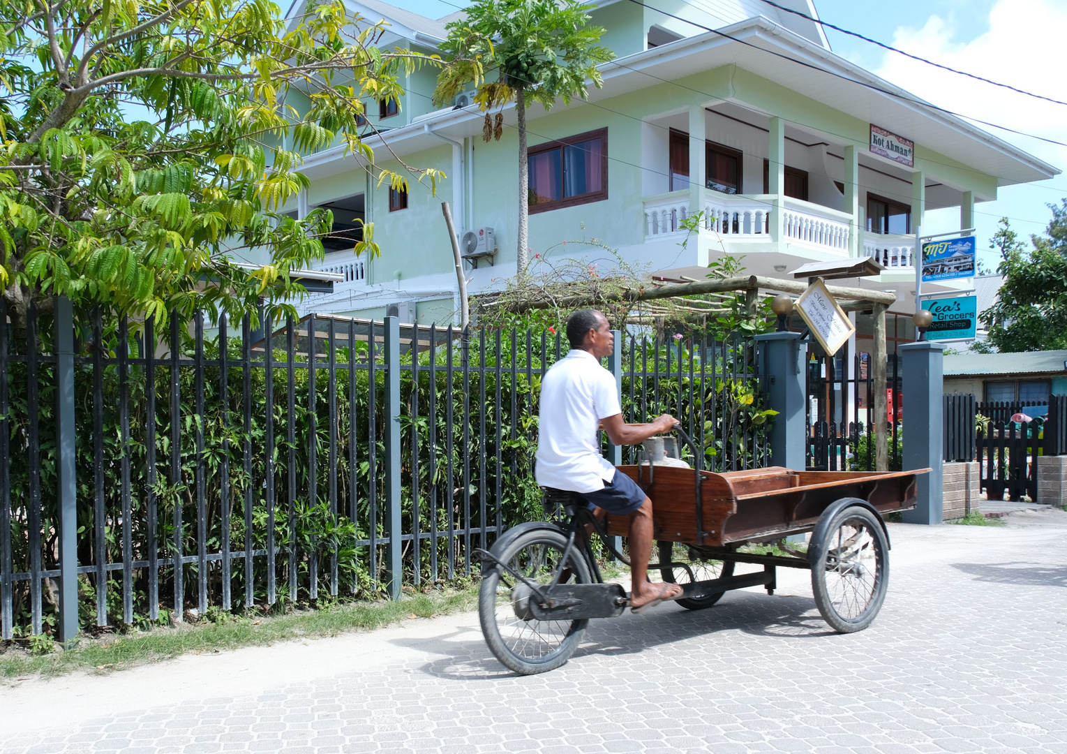 ...Transportunternehmen auf La Digue...