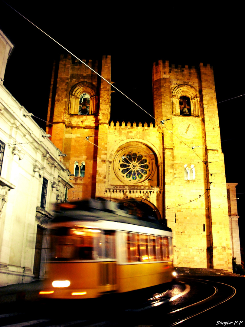 Tranvia y Catedral Lisboa