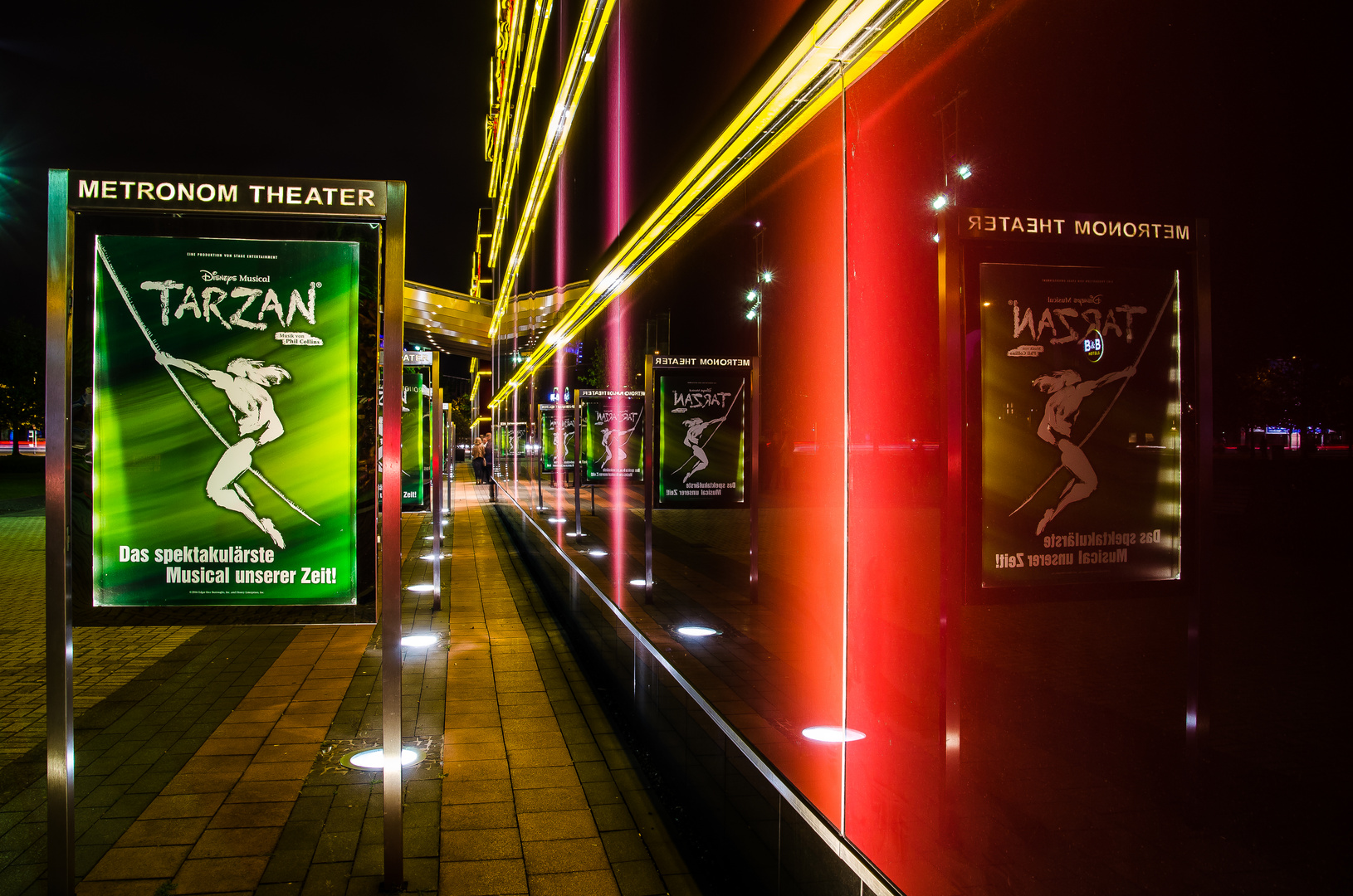 Tranzan in der Fassade des Metronom Theaters Oberhausen