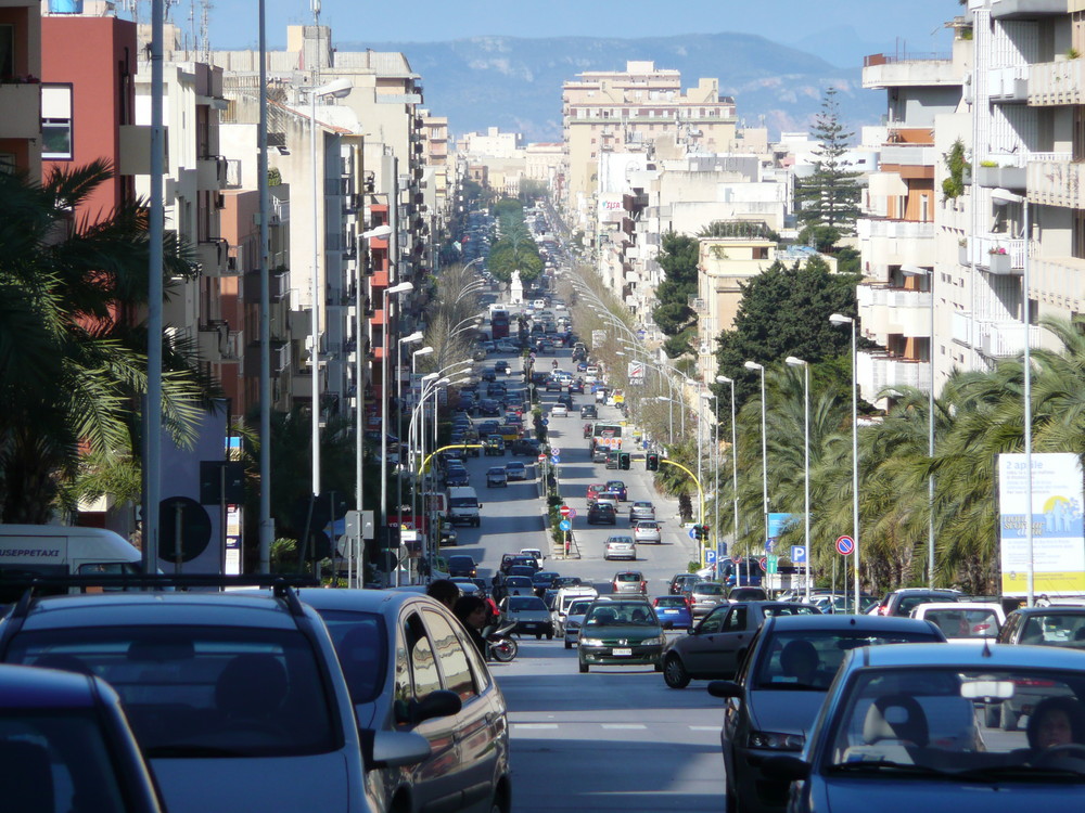 Trapani-Die Hauptstraße entlang...........