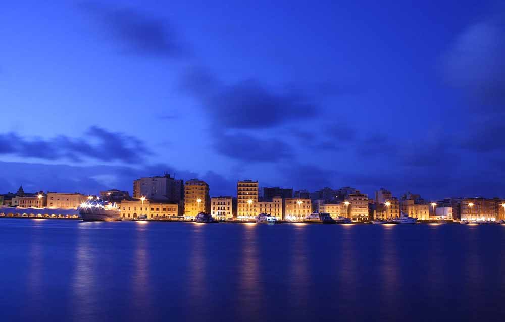 Trapani notturno della zona del porto