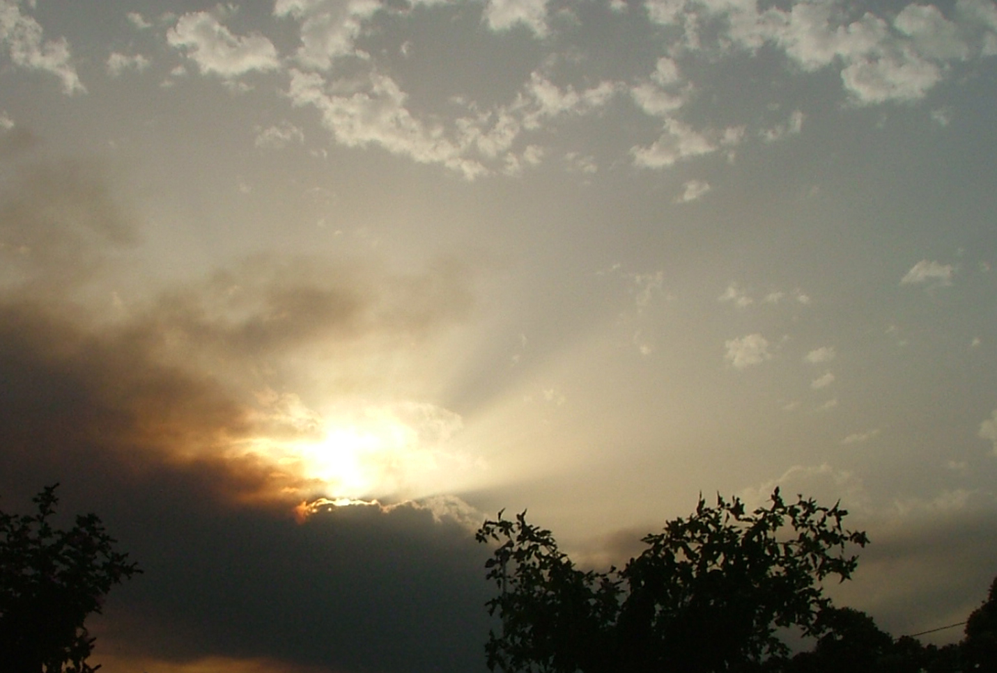 Tras el humo del incendio, también amanece