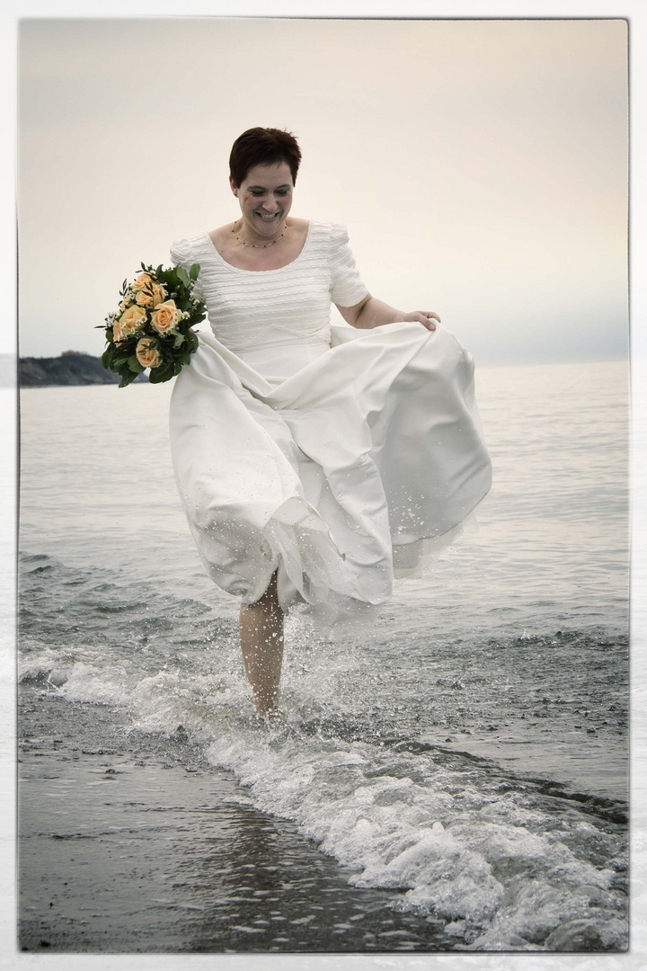 Trash the Dress Fotoshooting am Ostseestrand von Rerik