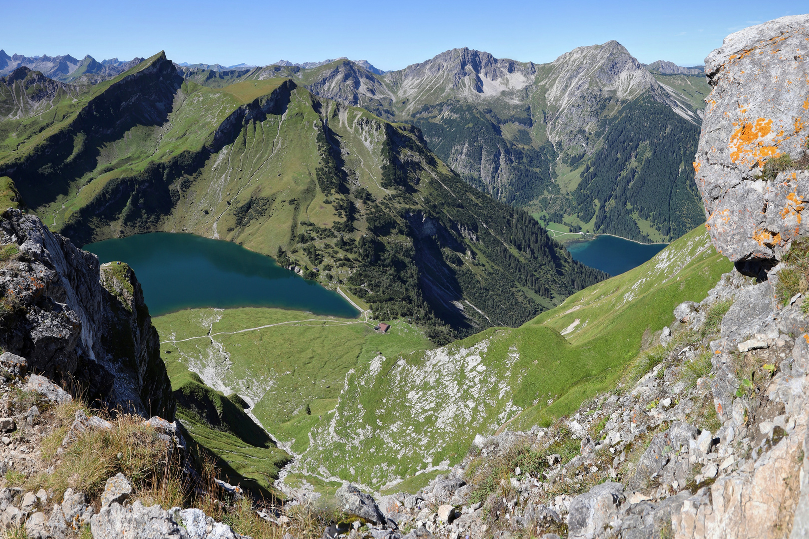 Traualpsee und Vilsalpsee von der Schochenspitze (2020_09_04_1769_pano_ji)