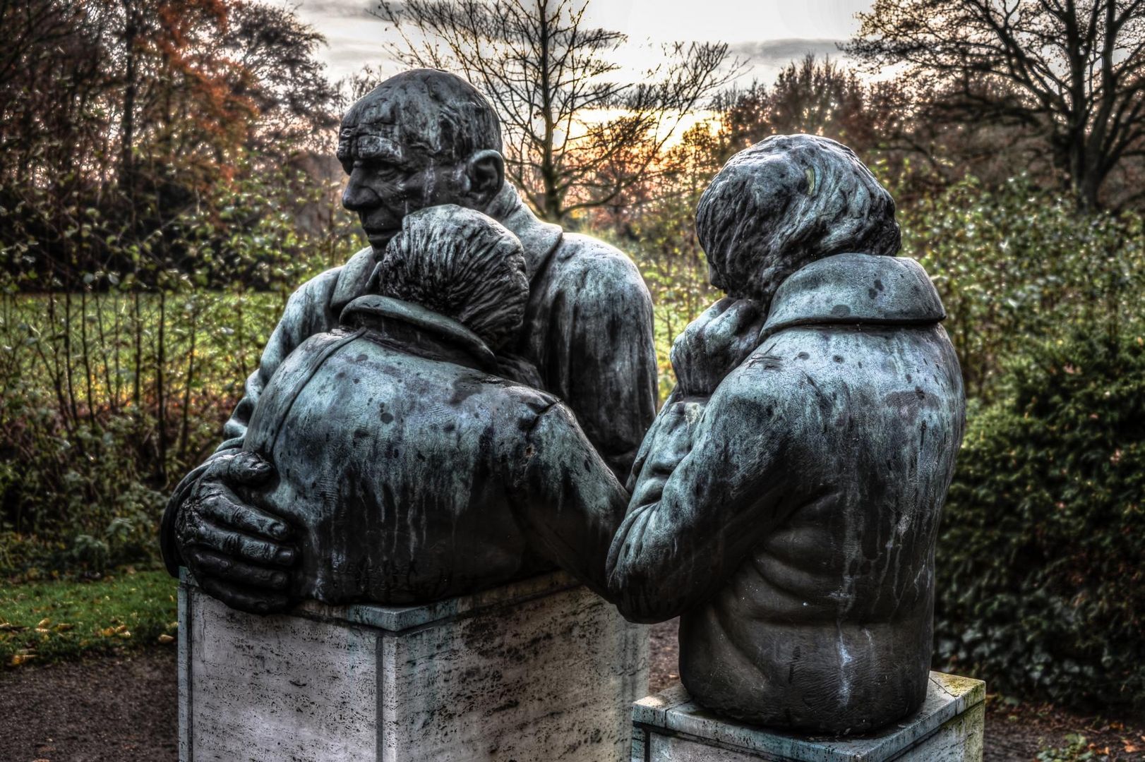 Trauer (Statuen am Osterholzer Friedhof, Bremen)