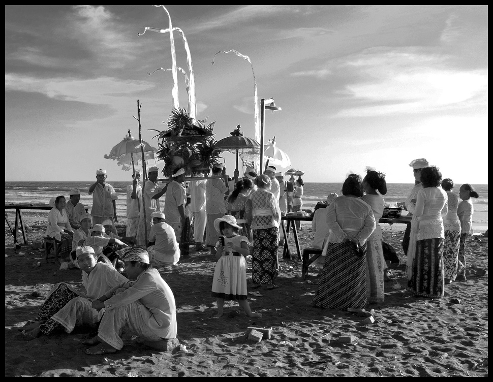 Trauerfeier am Strand von Yeh Gangga