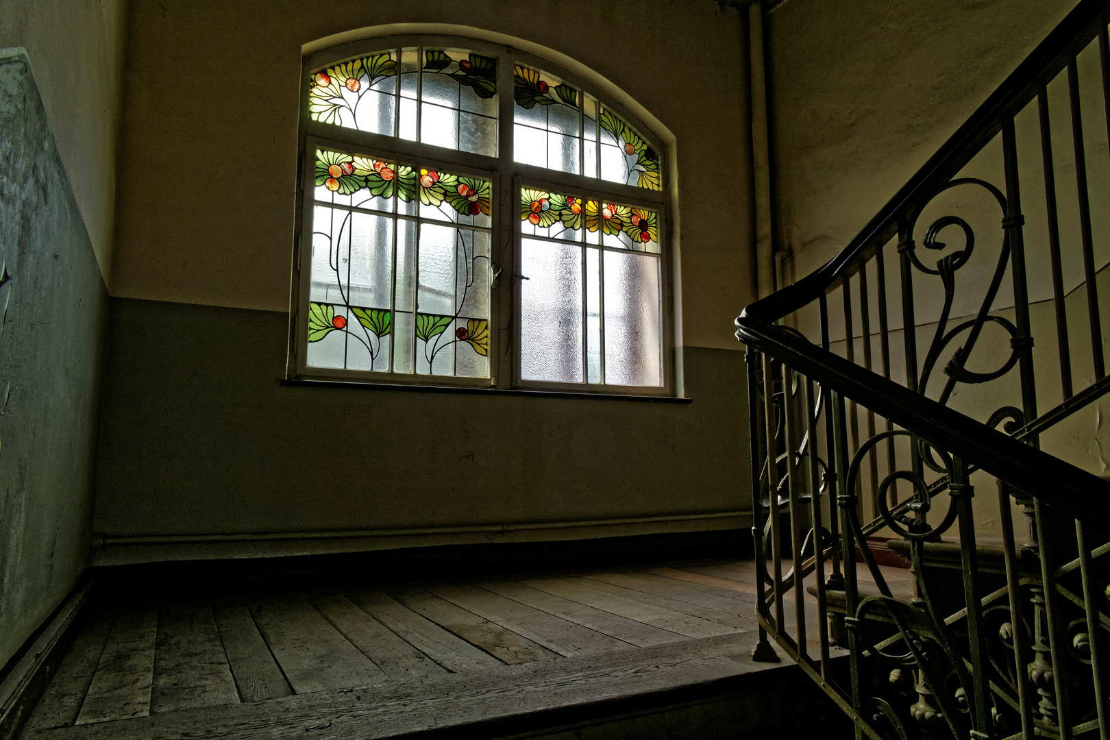 traumhaft schöne Fenster im Treppenhaus