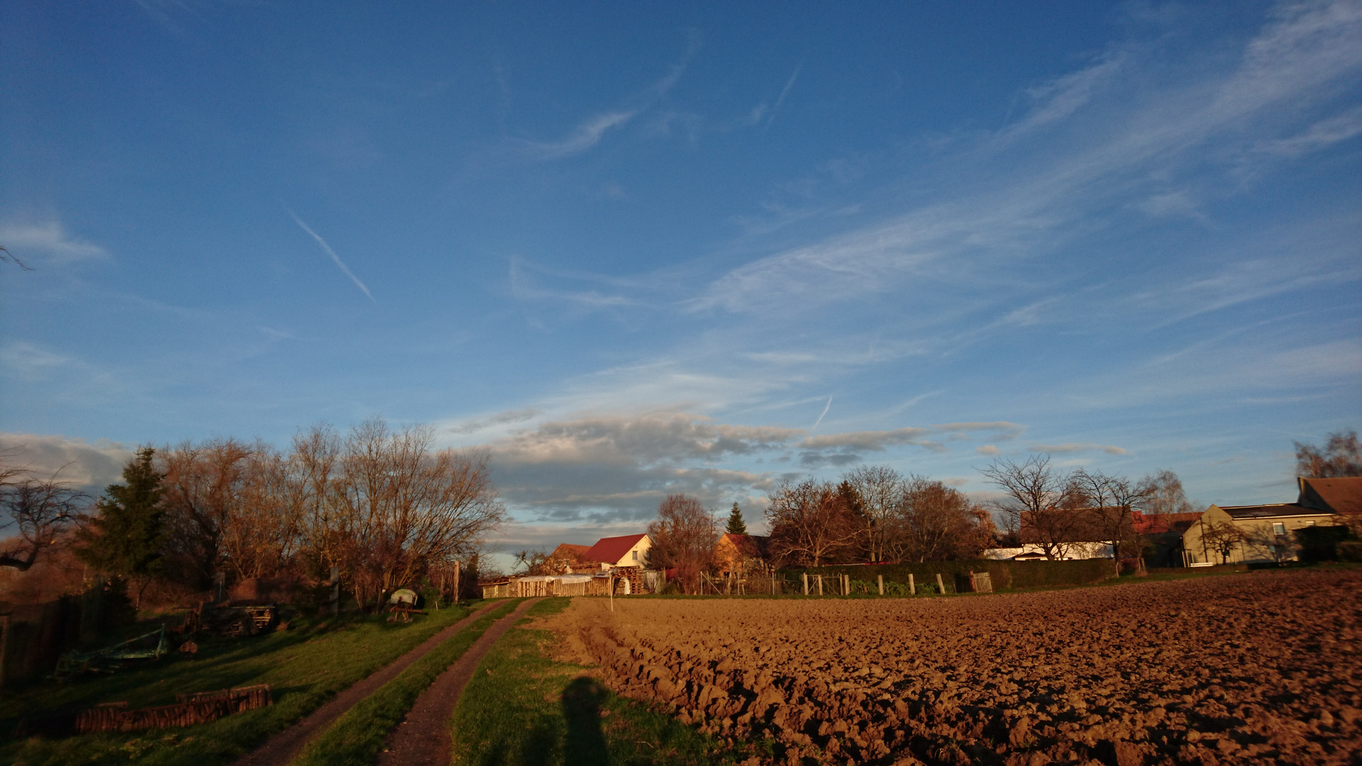 Traumhaft schöner Himmel und viele Felder