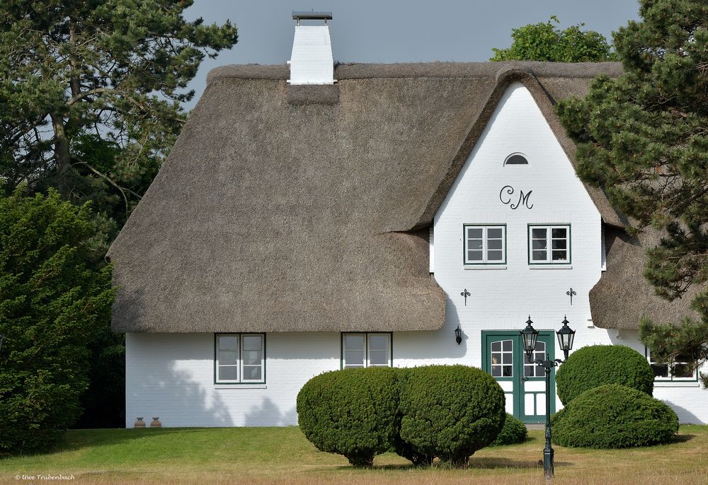 Traumhaft schönes Reetdachhaus mit parkähnlichem Garten in Nebel