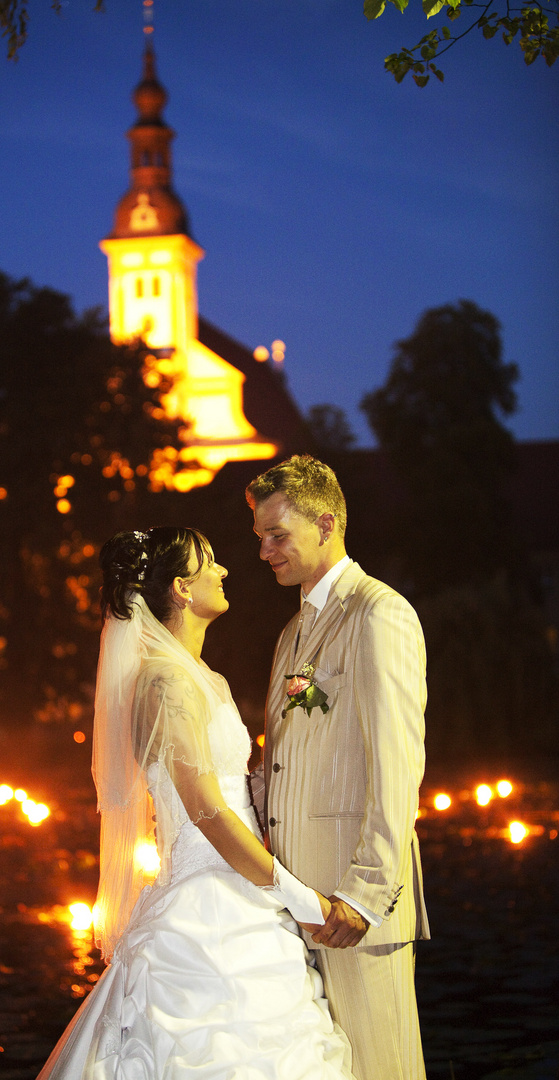 Traumhafte Hochzeitskulisse am Abend vor dem Kloster in Neuzelle