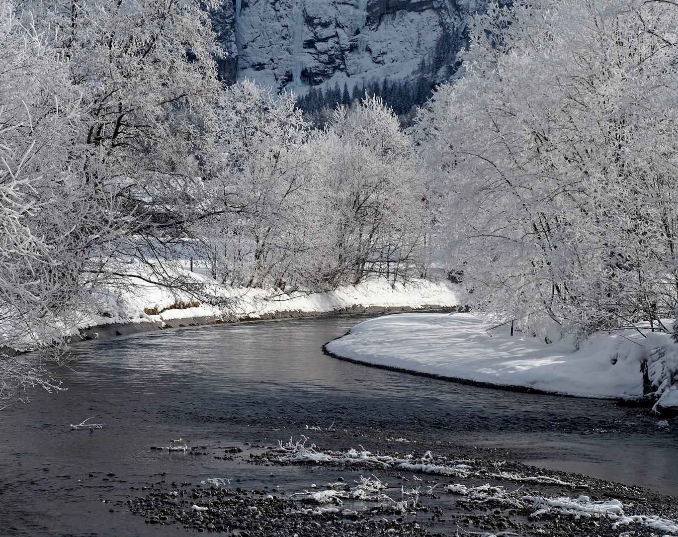 Traumhafte Winterlandschaft am Bergbach...