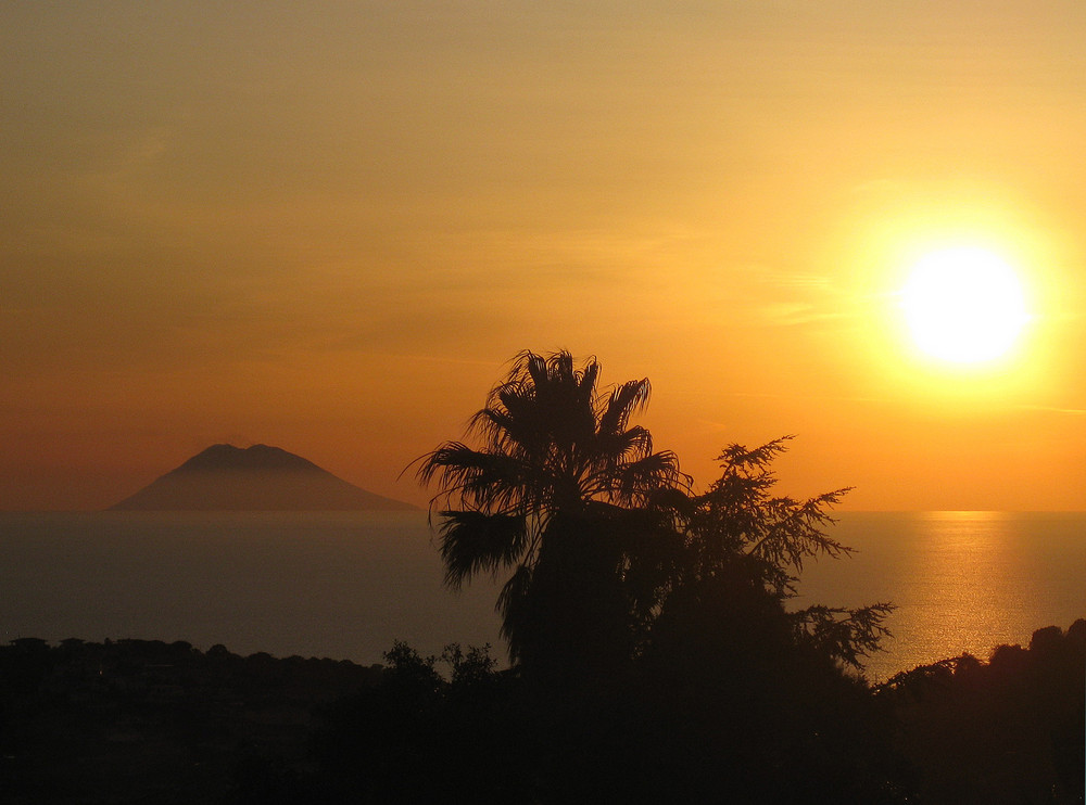 Traumhafter Sonnenuntergang neben dem Stromboli