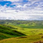 Traumlandschaft Osttibet Sichuan grüne Wiesen blau-weißer Himmel