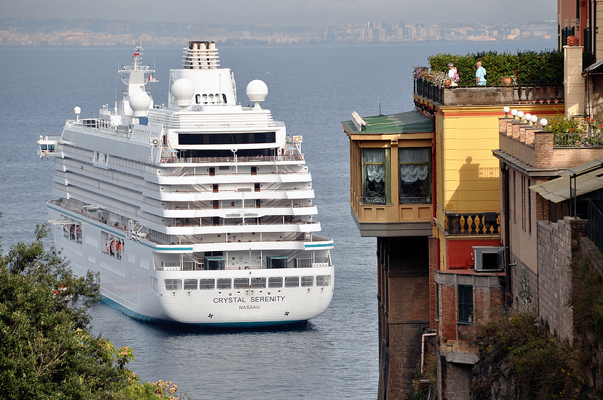 Traumschiff auf Reede bei Sorrento