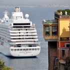 Traumschiff auf Reede bei Sorrento