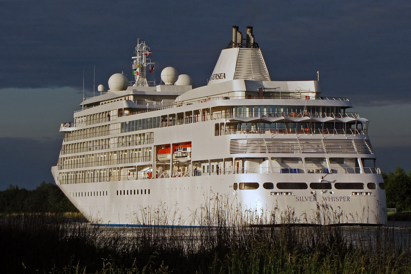 Traumschiff im Nord-Ostsee-Kanal