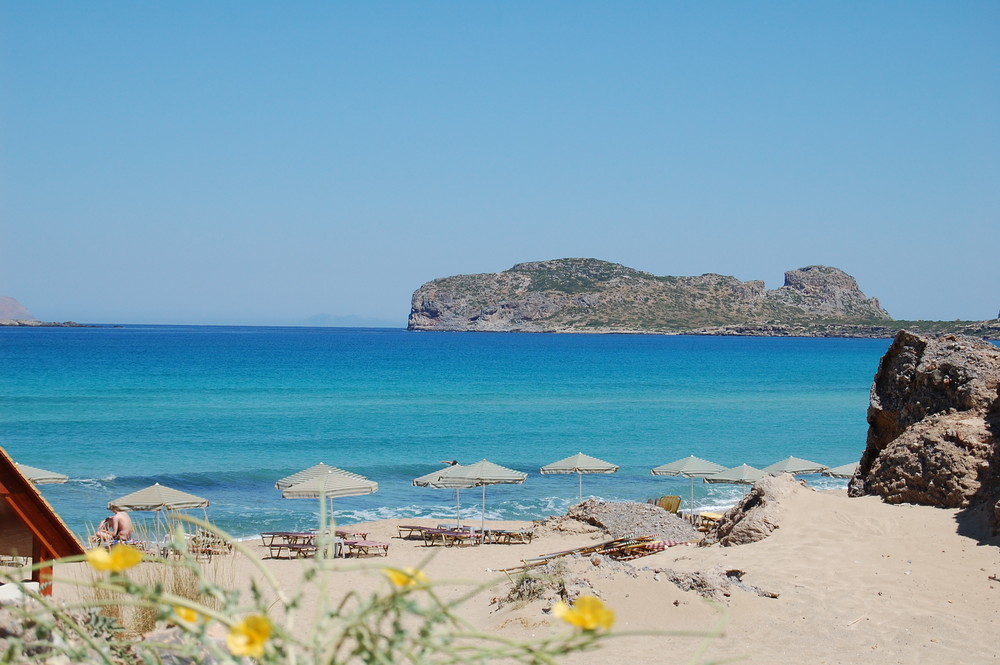 Traumstrand mit Blumen auf Kreta