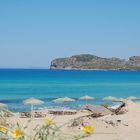 Traumstrand mit Blumen auf Kreta