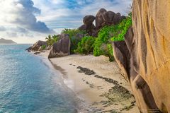 Traumstrand mit Felsen