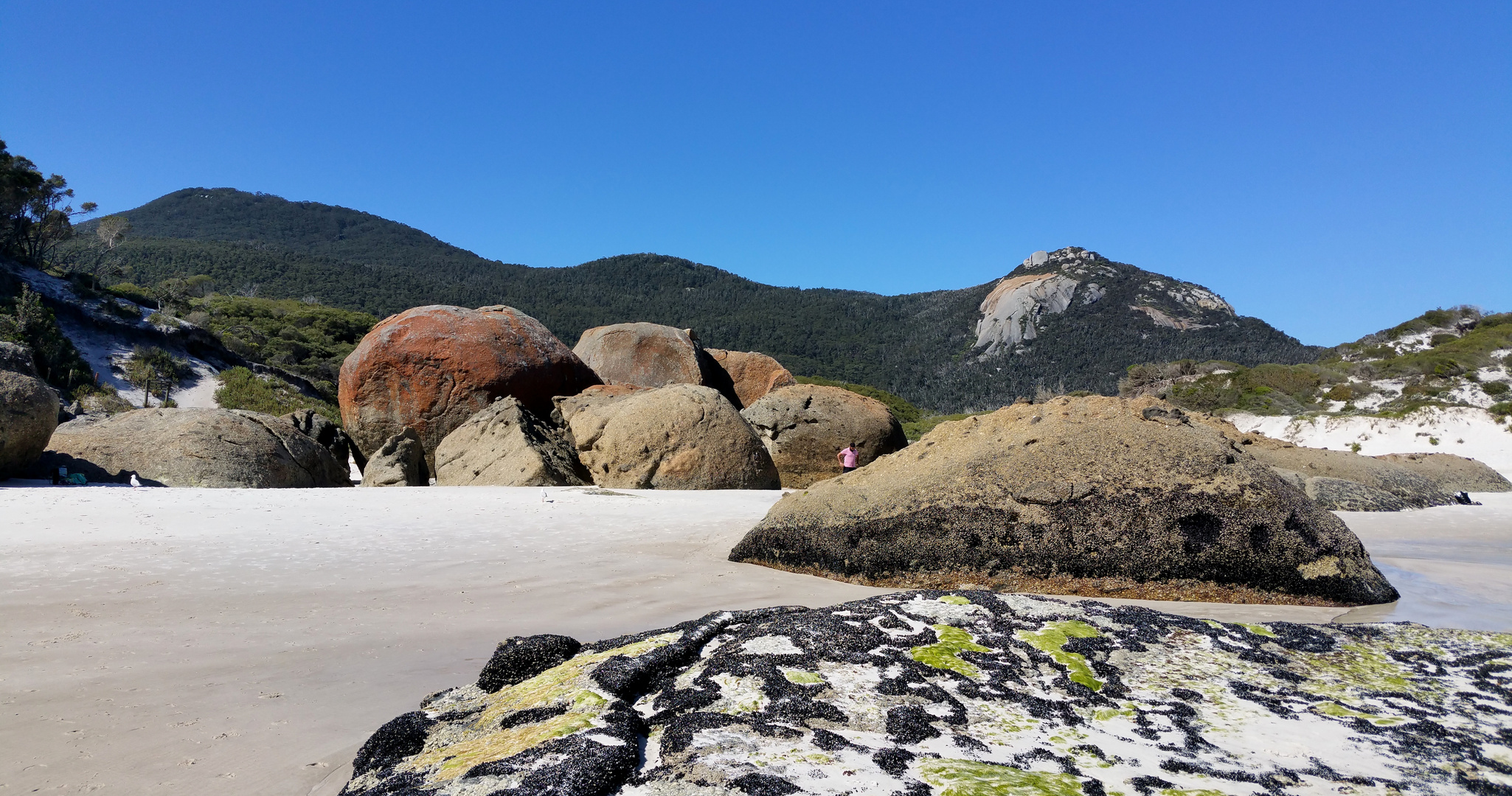 Traumstrand mit Felsen 