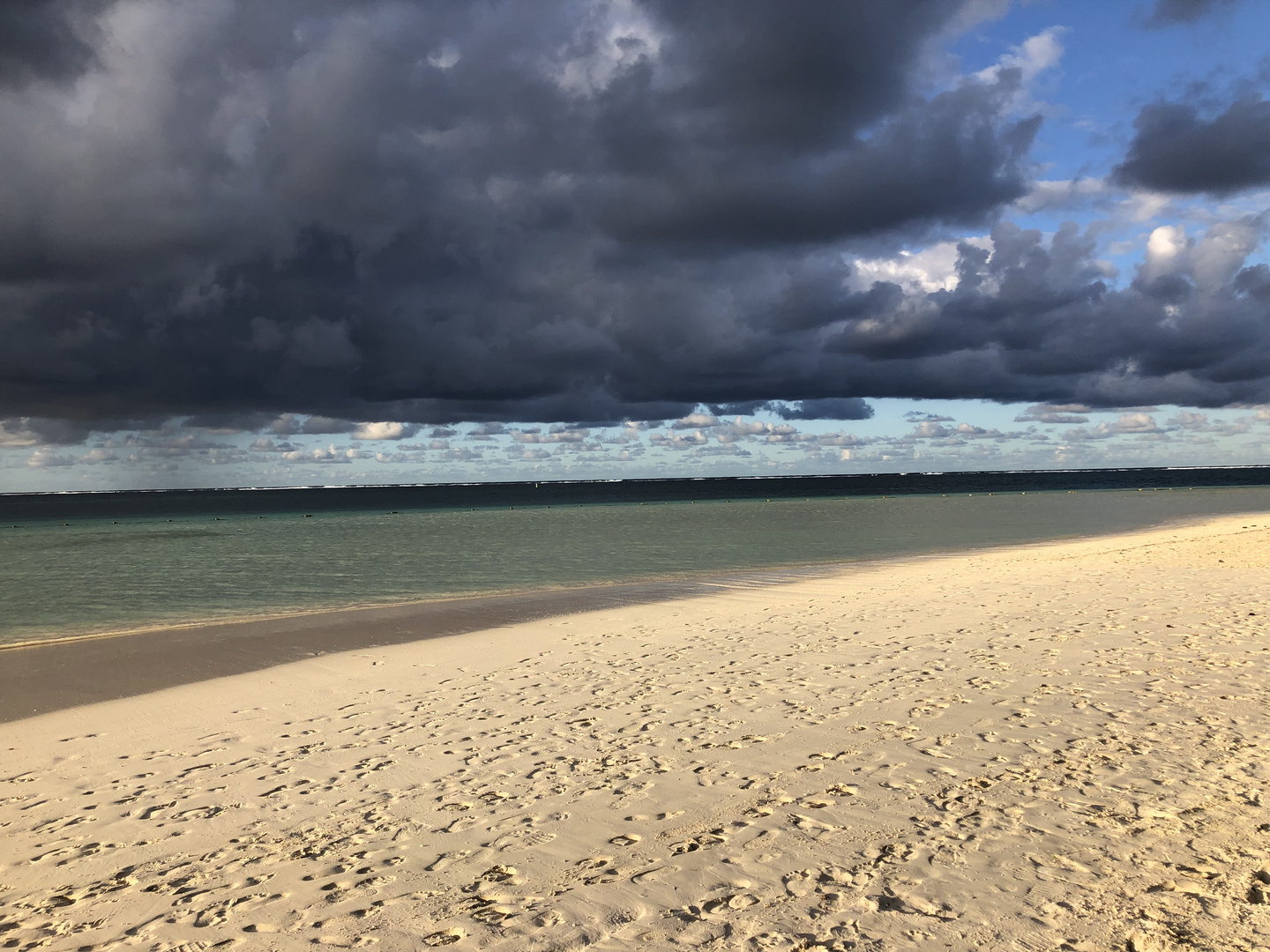 Traumstrand mit malerischen Wolken