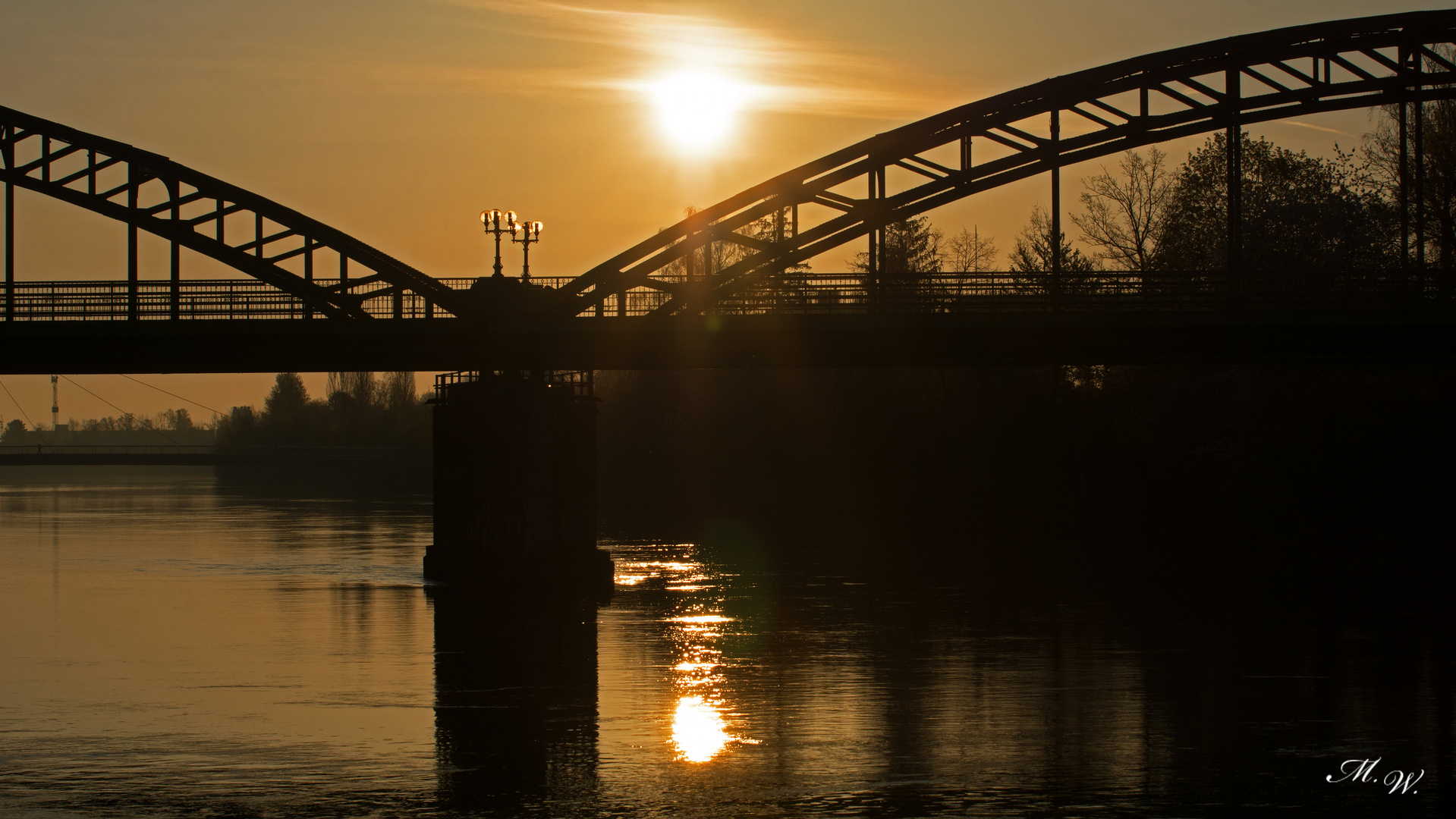 Traunbrücke im Gegenlicht