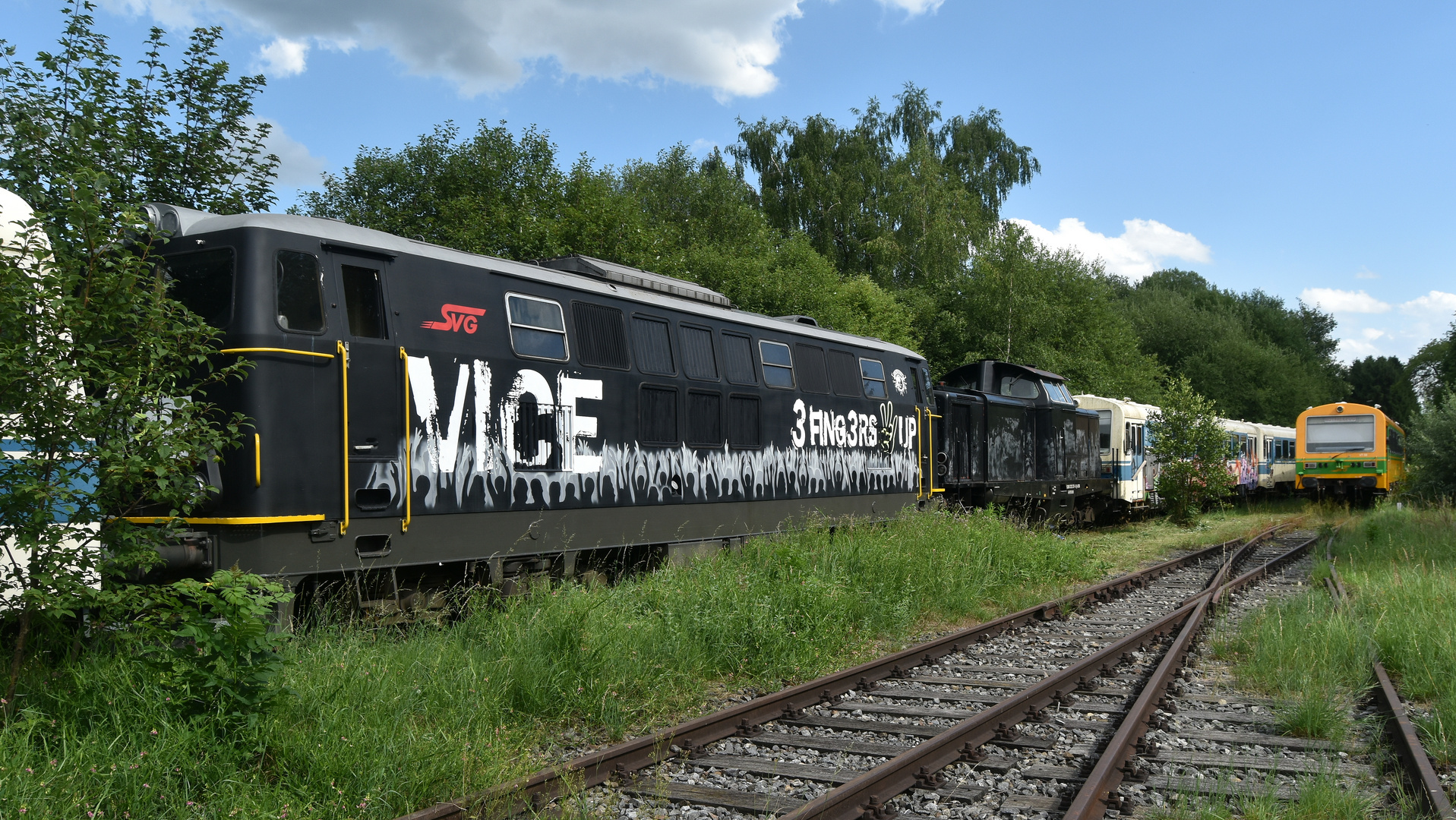 Traurige Überreste der bankrotten Staudenbahnverkehrsgesellschaft im Bf Markt Wald 19.7.2023