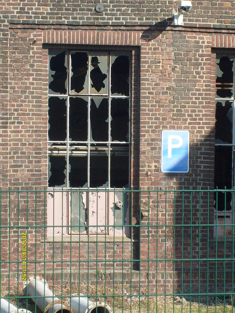 Trauriger alltag auf Industrieanlagen-Zerstörte Fenster