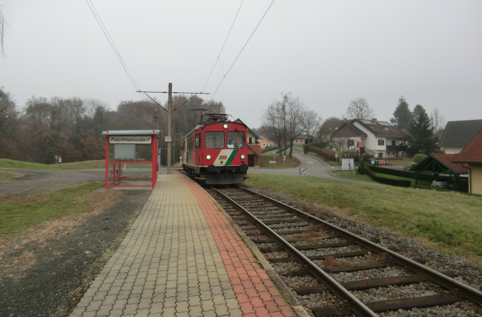 Trautmannsdorf  Einfahrt des Zugs aus ....